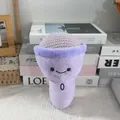 Simpatico microfono di peluche viola con faccina sorridente su sfondo decorativo. - Viola / 24cm