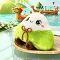 Nahaufnahme eines süßen Plüsch-Zongzi-Schlüsselanhängers mit lächelndem Gesicht zum Fest - Rundes Augen-Design / 20cm