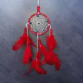 Atrapasueños Evil Eye rojo de 7cm hecho a mano con plumas vibrantes y cuentas decorativas - Rojo (MS4053M)