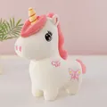 Primer plano de un peluche de unicornio blanco con melena rosa y bordado de mariposa - Estilo de Unicornio de Pie (huasen231) / 22cm / Blanco