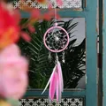 Decoratieve roze en witte dromenvanger auto hanger met veren en sterren - MS4014I