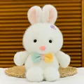 Vista ravvicinata di un morbido peluche a forma di coniglio bianco con un papillon - Coniglio Bianco Candy / 25cm