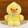 Primo piano di una simpatica papera di peluche gialla con fiocco colorato - Anatra Gialla Candy / 25cm