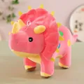 Vista dettagliata di un morbido peluche triceratops rosa per la cameretta - Rosa / 30 cm