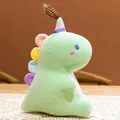 Peluche dinosaure vert menthe très douce avec des piques colorées et un chapeau. - Vert