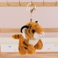 Vista detallada de un adorable llavero de tigre de peluche con anillo de metal dorado en soporte - Colgante de Tigre Amarillo / 10cm (Con Cierre de Langosta)