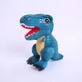Dettaglio laterale di un peluche di T-Rex blu con trama a squame realistica per bambini. - Blu / 25cm