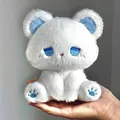 Simpatico orsetto di peluche bianco emo con orecchie blu, variante mostrata in mano - bianco e blu / 22cm