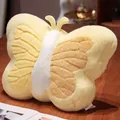 Détail rapproché d'un oreiller en peluche papillon jaune de la série Rachel doux - Jaune / 21cm
