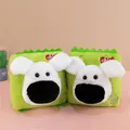 Vue détaillée de deux adorables pendentifs en peluche de chien avec un design de sachet - Style Chips / 18cm / Blanc