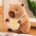 Süßes Kapibara Stofftier mit gelb kariertem Lätzchen und kleiner Gänseblümchen-Verzierung. - Gelbes Lätzchen-Stil / Höhe 23CM