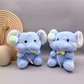 Gedetailleerd beeld van twee schattige lichtblauwe pluche olifanten met ballonnen en strikjes. - 22cm / Ballon Olifant