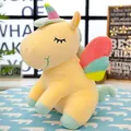 Lindo peluche de unicornio arcoíris amarillo con alas coloridas y cuerno suave para regalo - 22cm / Amarillo