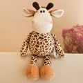 Adorabile giraffa di peluche maculata su un divano beige, regalo perfetto per i bambini - Giraffa / 25cm