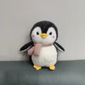 Großaufnahme einer süßen Pinguin-Plüschpuppe mit rosa Strickschal auf grauem Grund - Rosa Schal Pinguin / 22cm