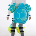 Rückansicht eines Modells mit Plüsch-Schildkröten-Skischutzpolster und Knieschonern - 25CM Knieschoner (Einzeln) / Blaue Schildkröte