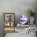 Detalle de un suave cojín de peluche de voleibol morado y blanco para decoración del hogar - 20cm / Voleibol Morado Blanco