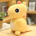 Simpatico dinosauro di peluche giallo su una scrivania di legno in un ambiente accogliente. - Giallo / 25cm