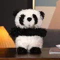 Adorable peluche panda noir et blanc moelleuse assise sur une table en bois naturel - Panda