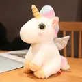 Primer plano de un peluche de unicornio blanco con crin de arcoíris y alas plateadas - 25cm / Amarillo