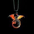 Leuchtende Drachen-Halskette mit orange glühenden Flügeln vor schwarzem Hintergrund - Geflügelter Drache / Leuchtendes Orangerot