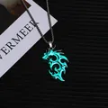 Personalisierte, türkisfarben leuchtende Flammen-Drachen-Halskette als Accessoire - Flammendrache / Leuchtendes Blaugrün