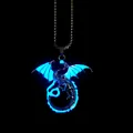 Collana con ciondolo drago luminoso con effetto bagliore blu al buio - Dragone Alato / Blu Luminoso