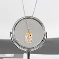 Halskette aus Titanstahl mit rosa Omamori-Anhänger, süßer Katze und chinesischen Zeichen - Frieden und Freude