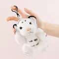 Nahaufnahme eines weichen weißen Tiger-Plüschtier-Schlüsselanhängers in der Hand - Beweglicher Weißer Tiger / 13cm