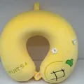 Detalle de almohada de viaje amarilla en forma de U con bordado de frutas y felpa - Piña / Amarillo