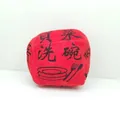 Gedetailleerde weergave van een creatieve rode pluche dobbelsteen met leuke opdrachten - Rood