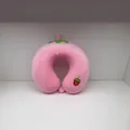 Primer plano de una almohada de viaje con forma de fresa rosa y textura suave - Fresa / Rosa