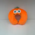 Vista detallada de una almohada de cuello en forma de U naranja con tema de fruta - Zanahoria / Naranja