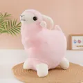 Vista detallada de un suave peluche de oveja rosa con rasgos faciales bordados - Rosa / 22cm