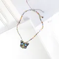 Handgefertigte bunte Perlenkette mit einem lebhaften schwarzen Schmetterlingsanhänger - Schwarzer Schmetterling