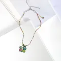 Handgefertigte bunte Perlenkette mit einem lebhaften Schmetterlingsanhänger im Dopamin-Stil - Grüner Schmetterling