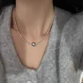 Elegante Halskette mit strukturierter Silberoptik und grauer Perle als Anhänger - Halskette / Crushed Silver Graue Perle