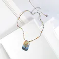 Handgefertigte bunte Perlenkette mit einem lebendigen, kunstvollen Baumanhänger für Damen - Sternennacht