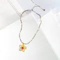Handgefertigte bunte Perlenkette mit einem niedlichen gelben Gänseblümchen-Anhänger - Gelbe Blume