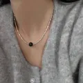 Elegante Halskette in Silberoptik mit einer einzelnen schwarzen Perle als Akzent - Halskette / Crushed Silver Schwarze Perle