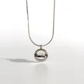 Elegante silberne Saturn-Halskette mit April-Gravur, schlichte Schlüsselbeinkette - Schwarzer Rahmen Weiße Perle