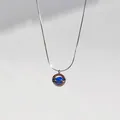 Elegante silberne Saturn-Halskette mit blauem Stein und September-Gravur für Damen - Schwarzer Rahmen Blaue Perle