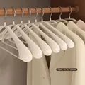Cintre à épaules larges blanc éclatant conçu pour les manteaux et costumes lourds - Pack Individuel / Ivoire