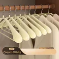 Premium beige kledinghanger met brede schouders, streepvrij voor jassen en pakken - Enkele Verpakking / crème