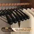 Obsidiaanzwarte antislip kledinghanger met brede schouder voor zware jassen en pakken - Massieve Kern 140g / Middernachtzwart