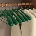 Antislip kledinghanger met brede schouder in luxe groen, voorkomt bulten op de schouders. - Enkele Verpakking / Luxe Groen
