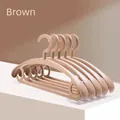 Antislip bruine plastic kledinghangers set van 5 met naadloos breed schouderontwerp - Thickened 80g Style / Khaki