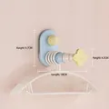 Saphirblauer teleskopischer Wand-Kleiderbügel-Organizer mit Saugnapf-Befestigungssystem - Saugnapf in Königsblau