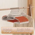 Antislip naadloze kledinghanger in moesson oranje met een speciale nekbescherming - Nekbeschermingsstijl / Moesson Oranje