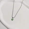 Gedetailleerde weergave van een groen-witte madeliefjesketting op een wit dienblad - Enkele Madeliefje Ketting / 48+5cm